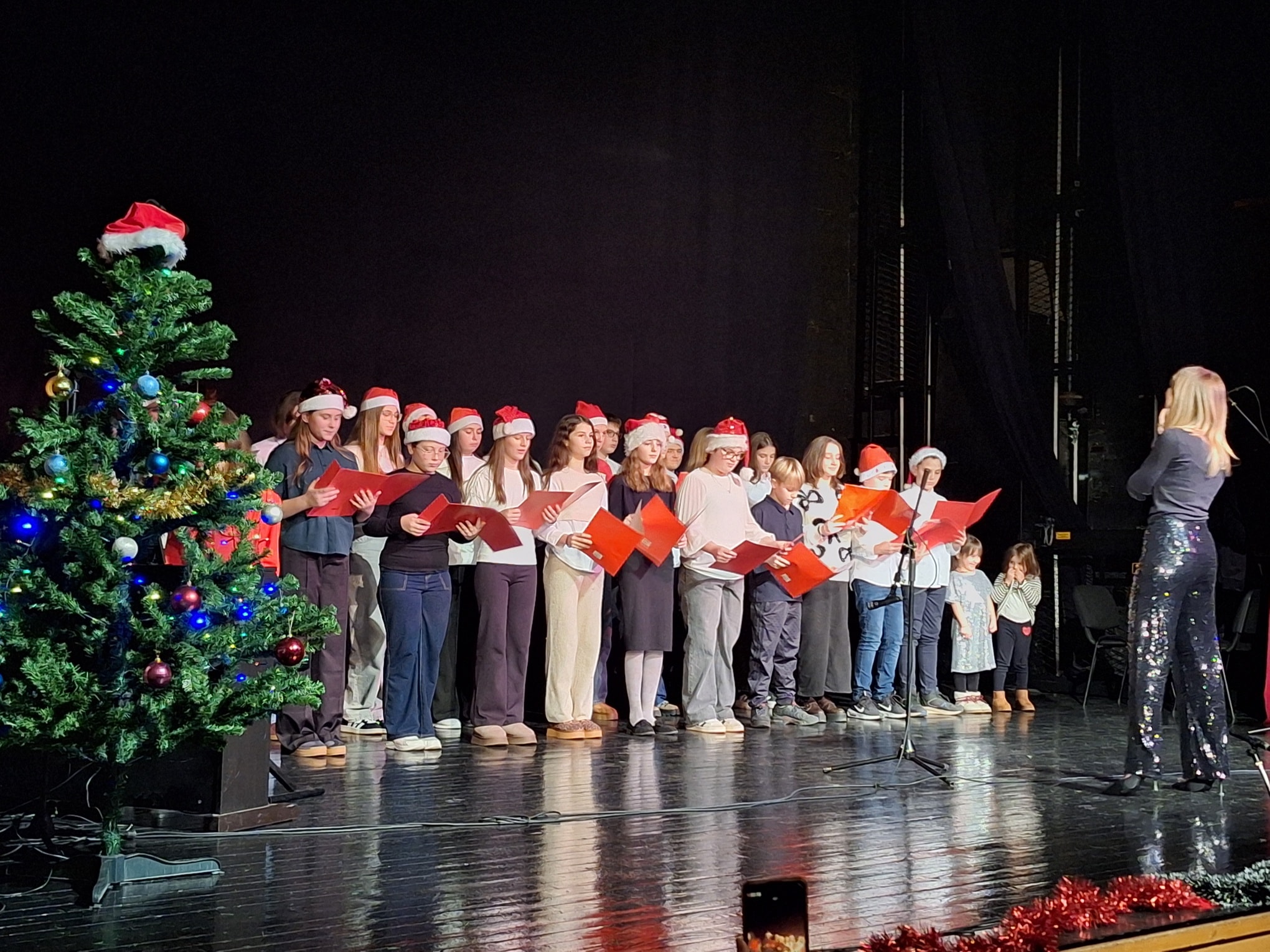 Praznična čarolija na sceni: Održan Novogodišnji koncert u Inđiji
