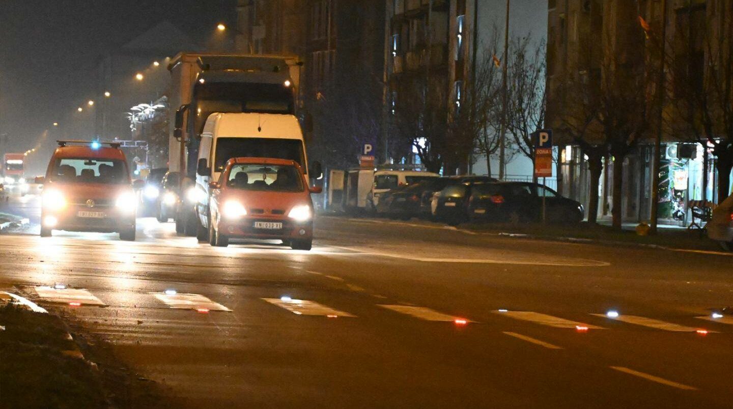 Bezbednost na prvom mestu: Inđija uvodi modernu horizontalnu rasvetu na raskrsnicama
